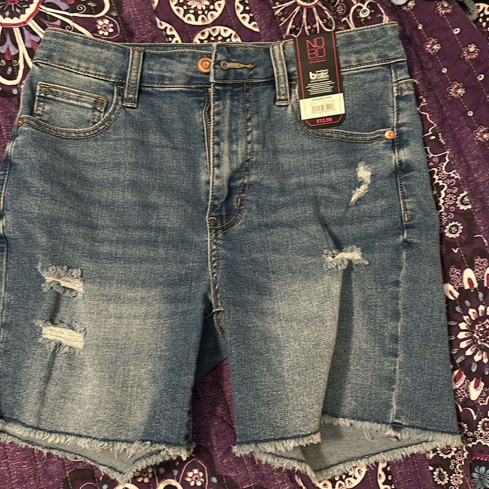 No Boundaries Bermuda shorts. Size 7 mdwash